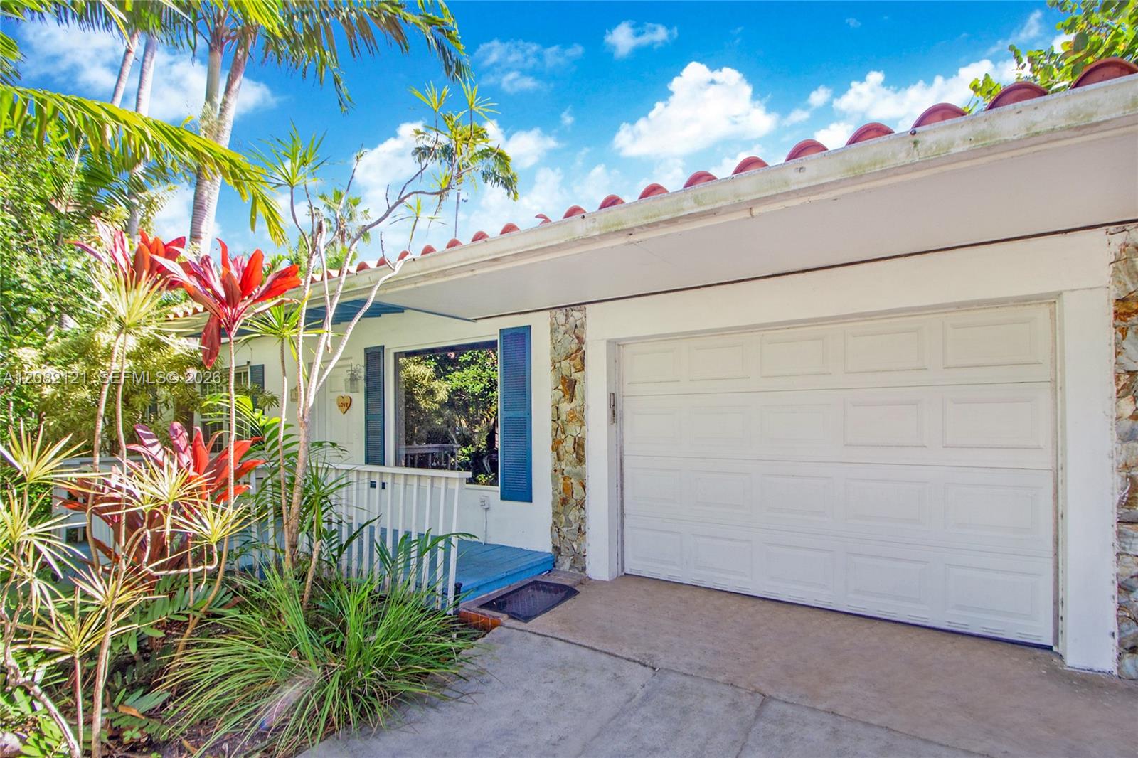 119 Harbor Dr — Photo 2