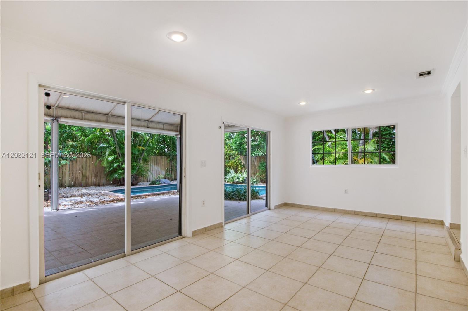 119 Harbor Dr — Photo 5