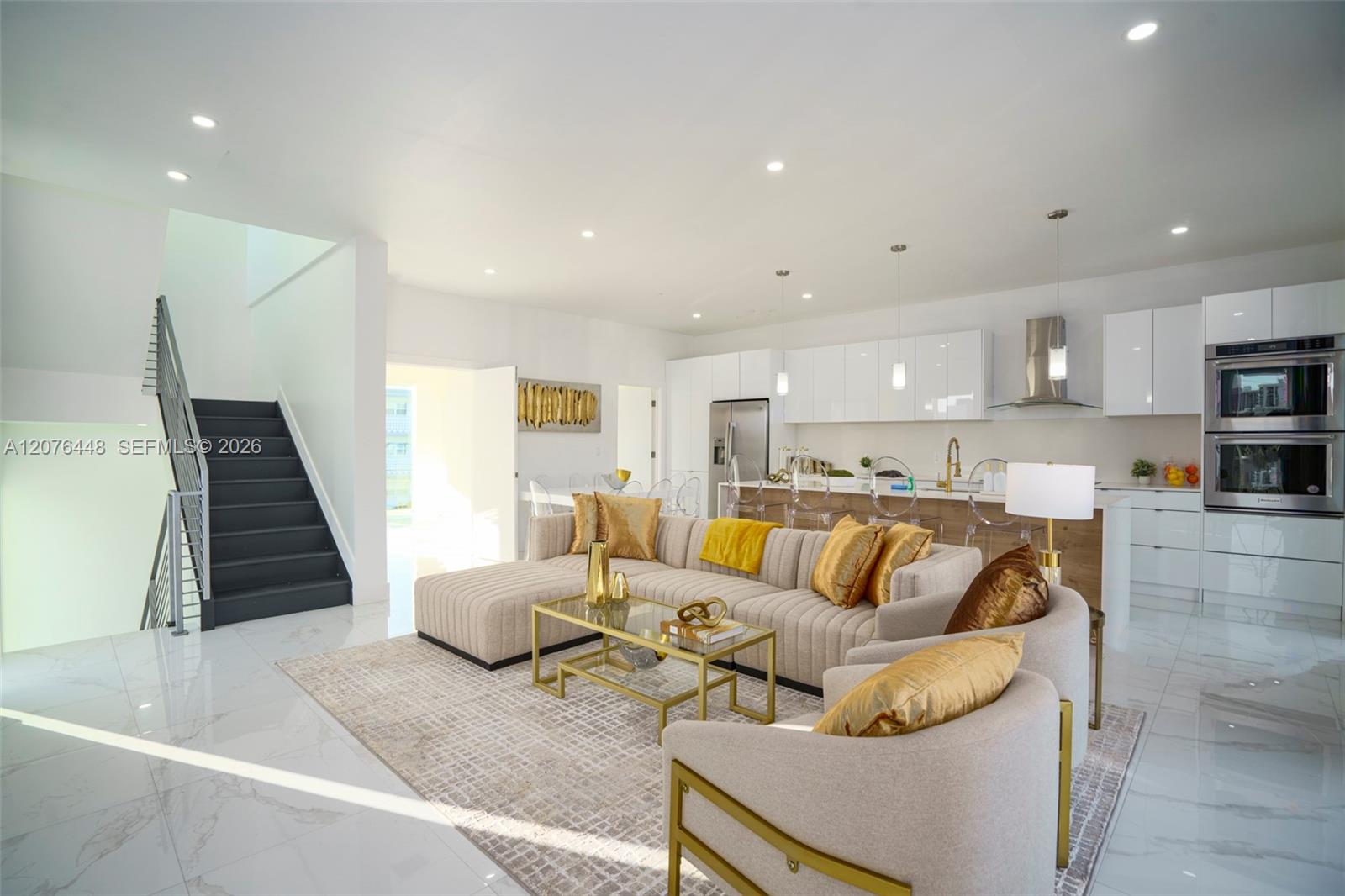 1000 N Riverside Dr — Photo 2