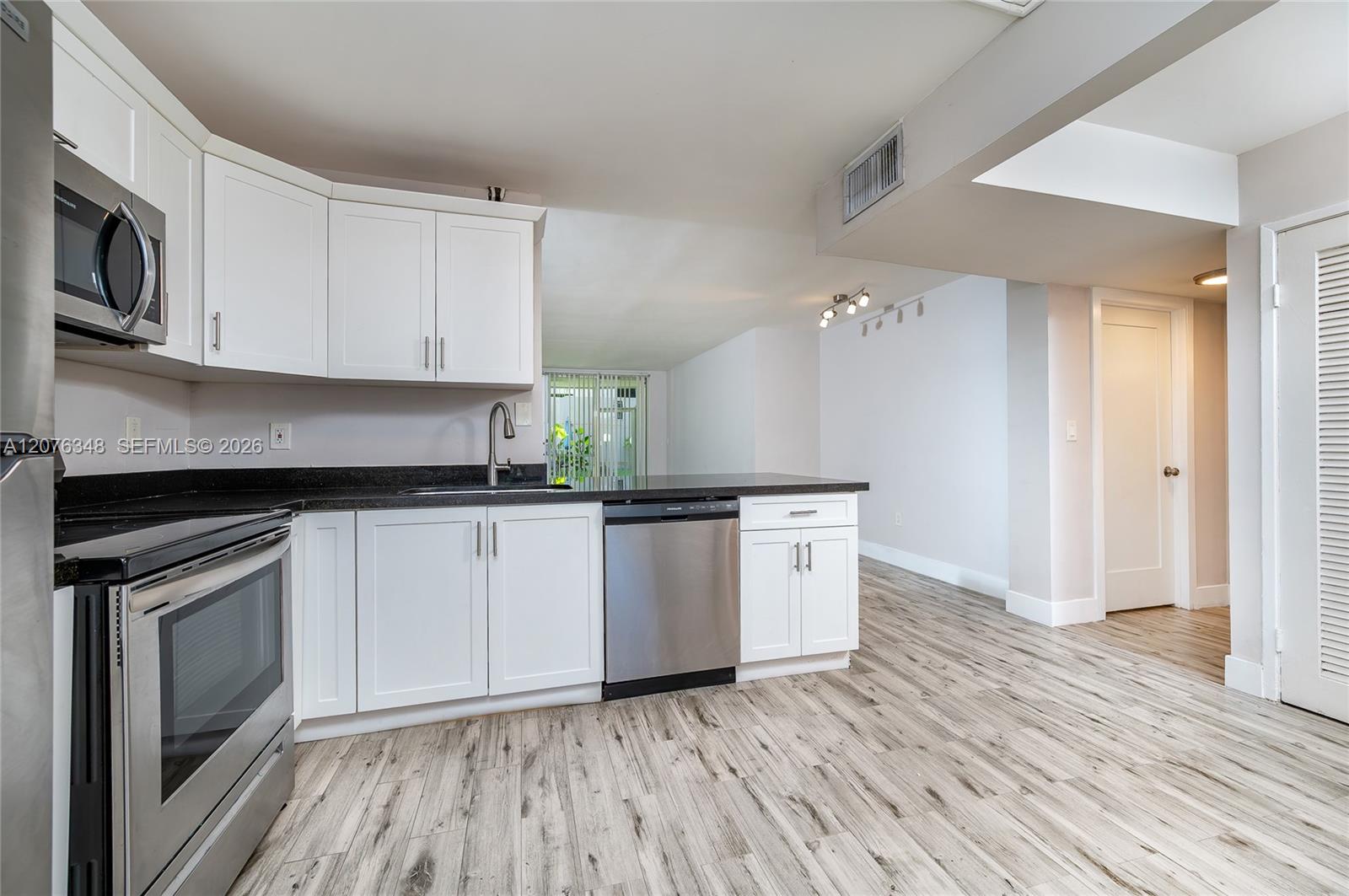 1690 NE 191st St # 1 — Photo 3