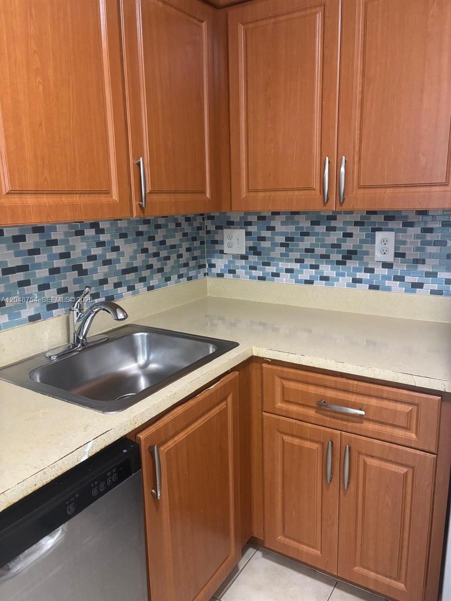 7110 NW 179th St # 211, Hialeah FL 33015