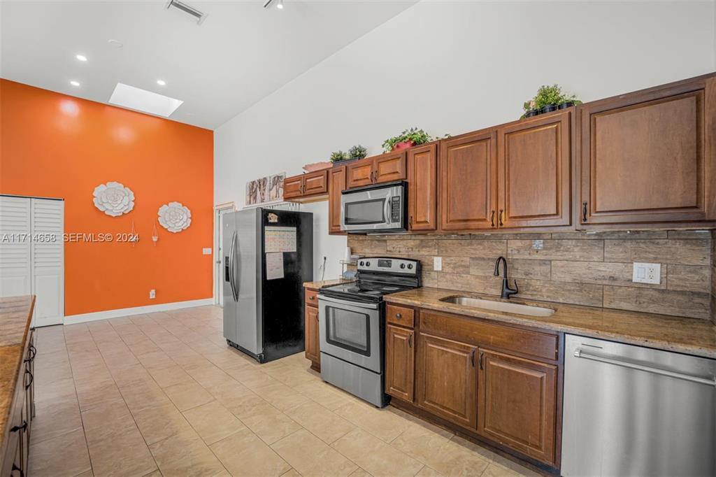 401 Leslie Drive — Photo 3