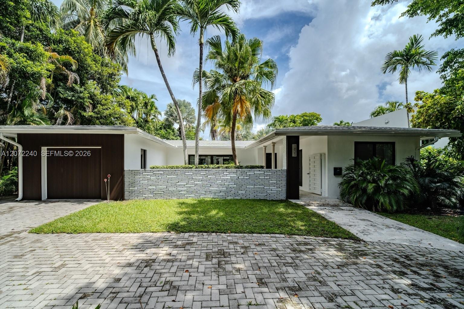 1825 Alamanda Dr — Photo 3