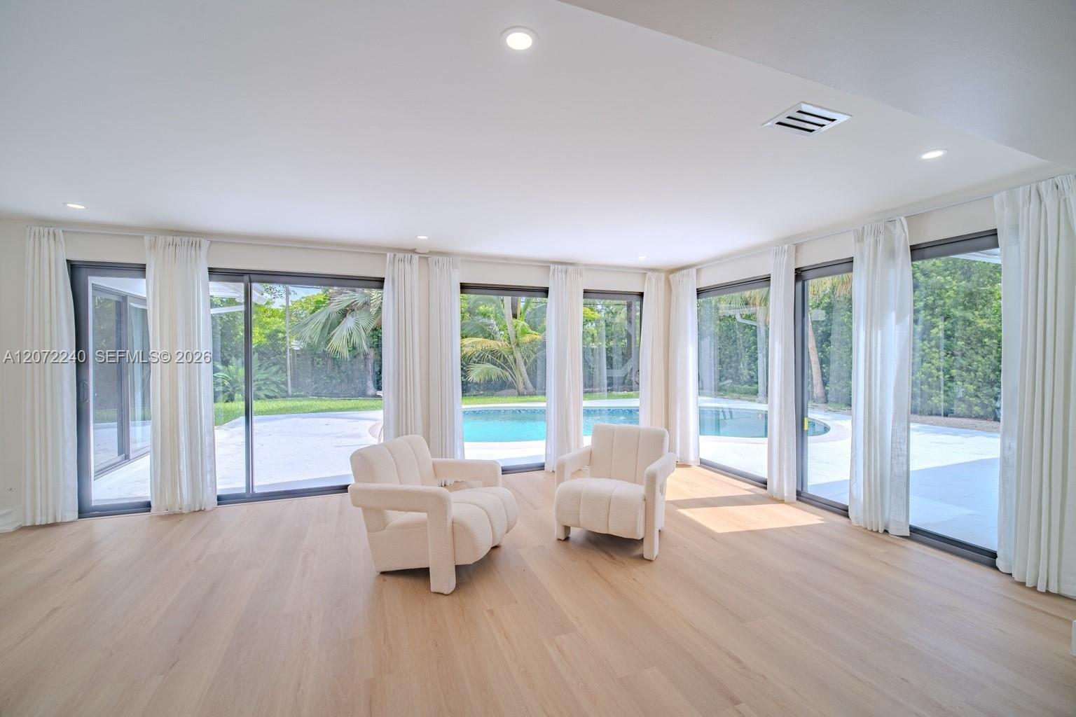 1825 Alamanda Dr — Photo 4