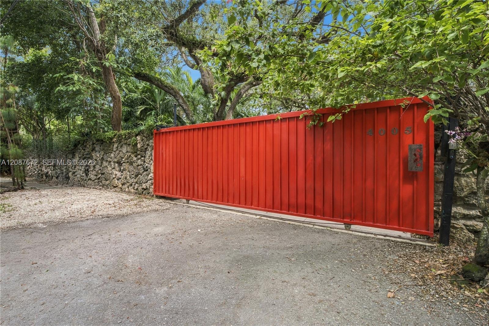 4005 S Loquat Ave — Photo 2