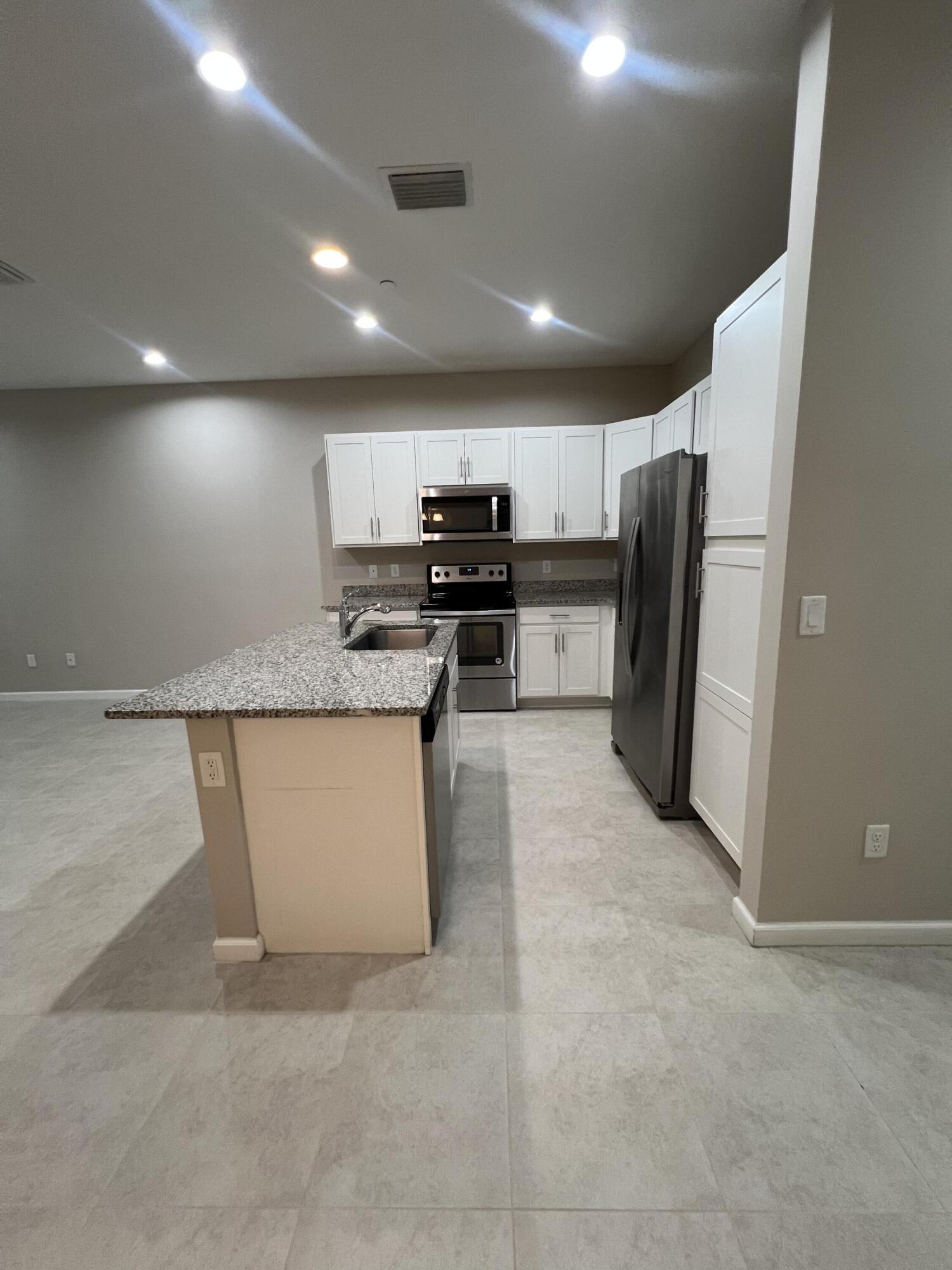 14404 EMERALD PLACE Way # 14404 — Photo 3
