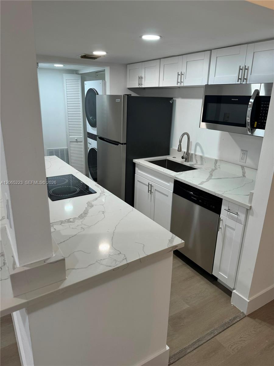 330 Cypress Dr — Photo 3