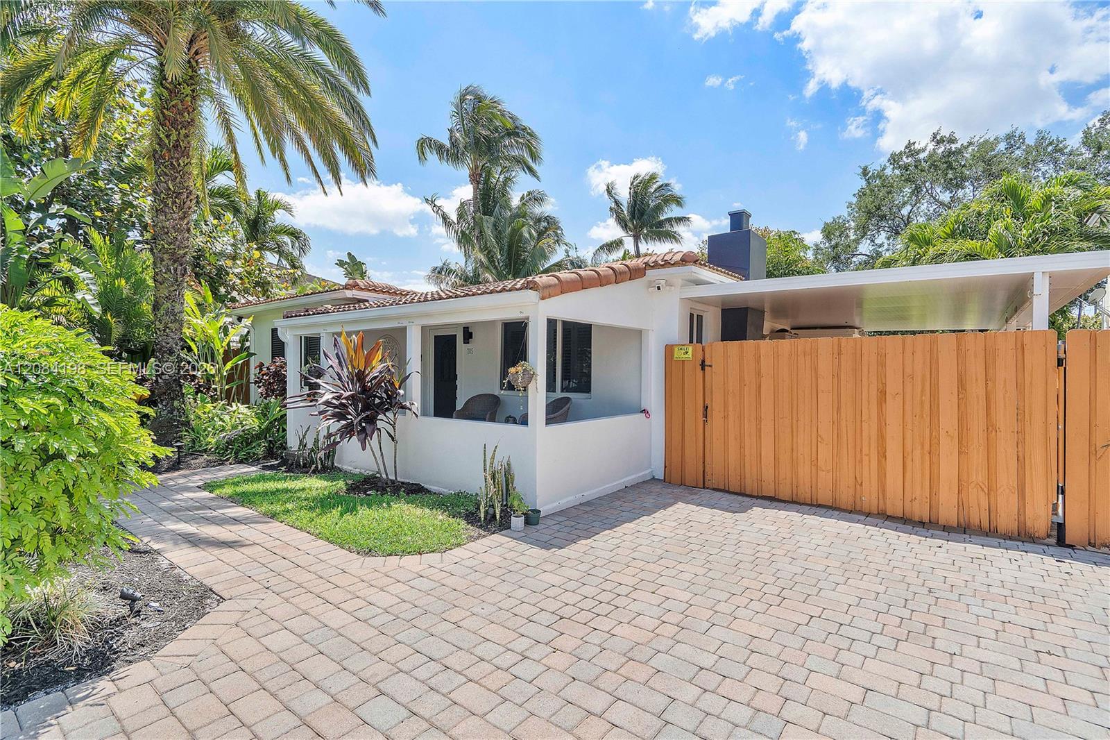 705 SW 8th Ave — Photo 3
