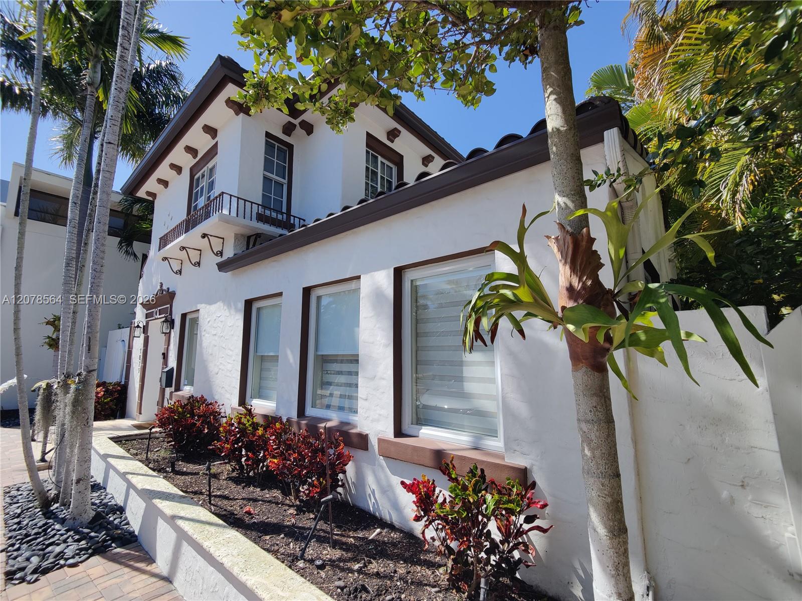 1823 S Bayshore Ln — Photo 2