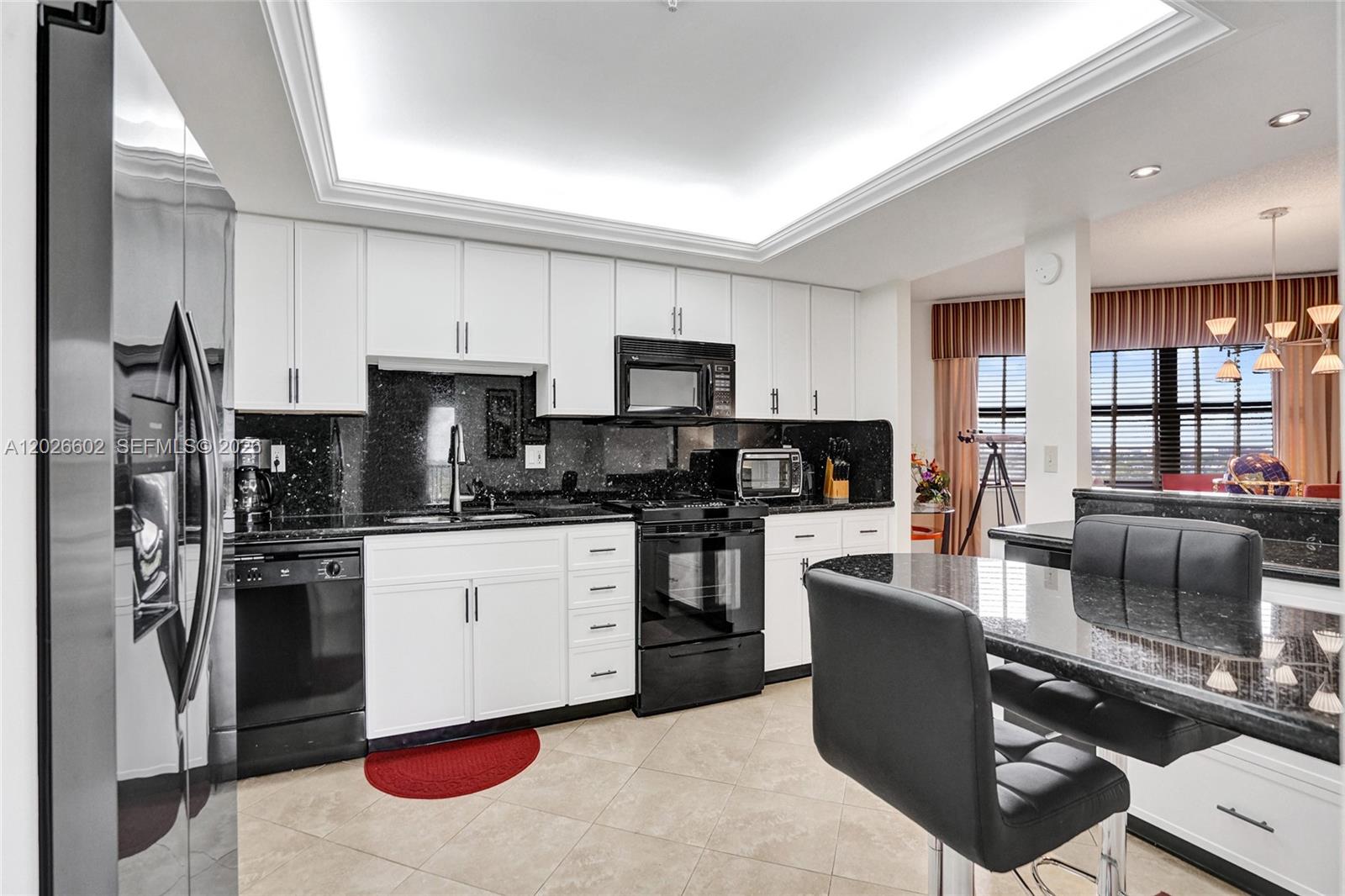 501 N Riverside Dr — Photo 4