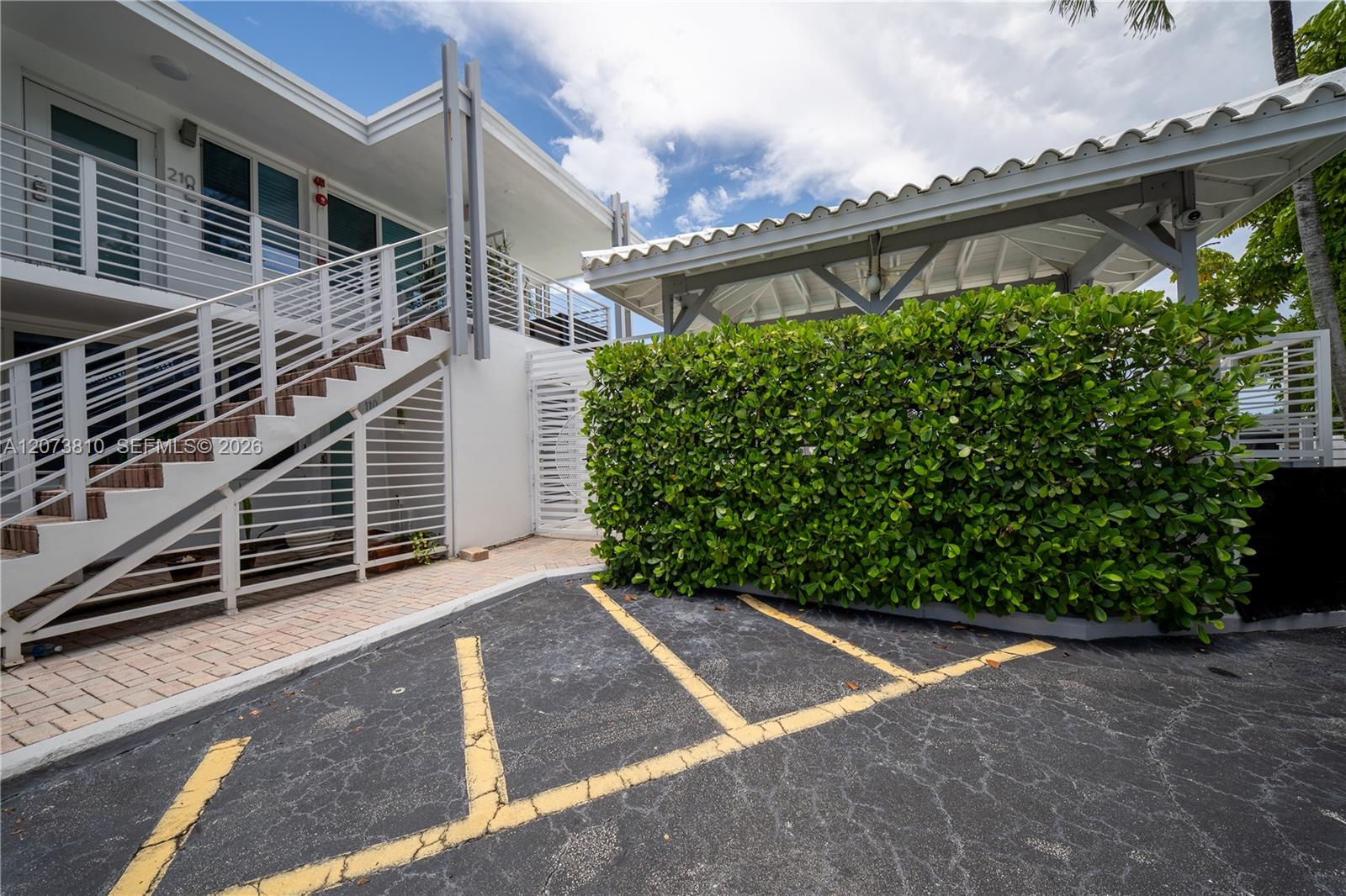 405 N Hibiscus Dr # 202 — Photo 2