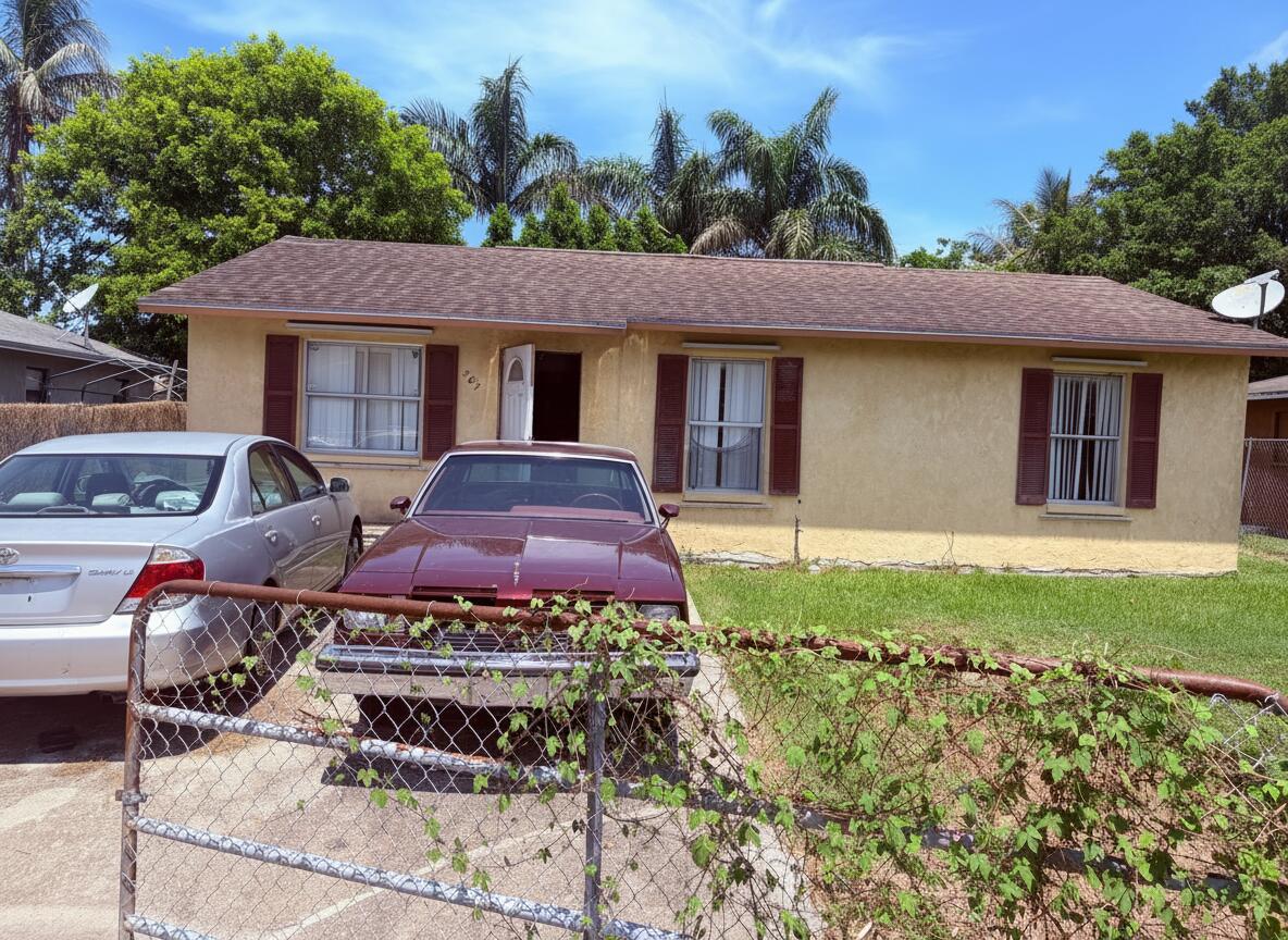 307 Seminole Court — Photo 2