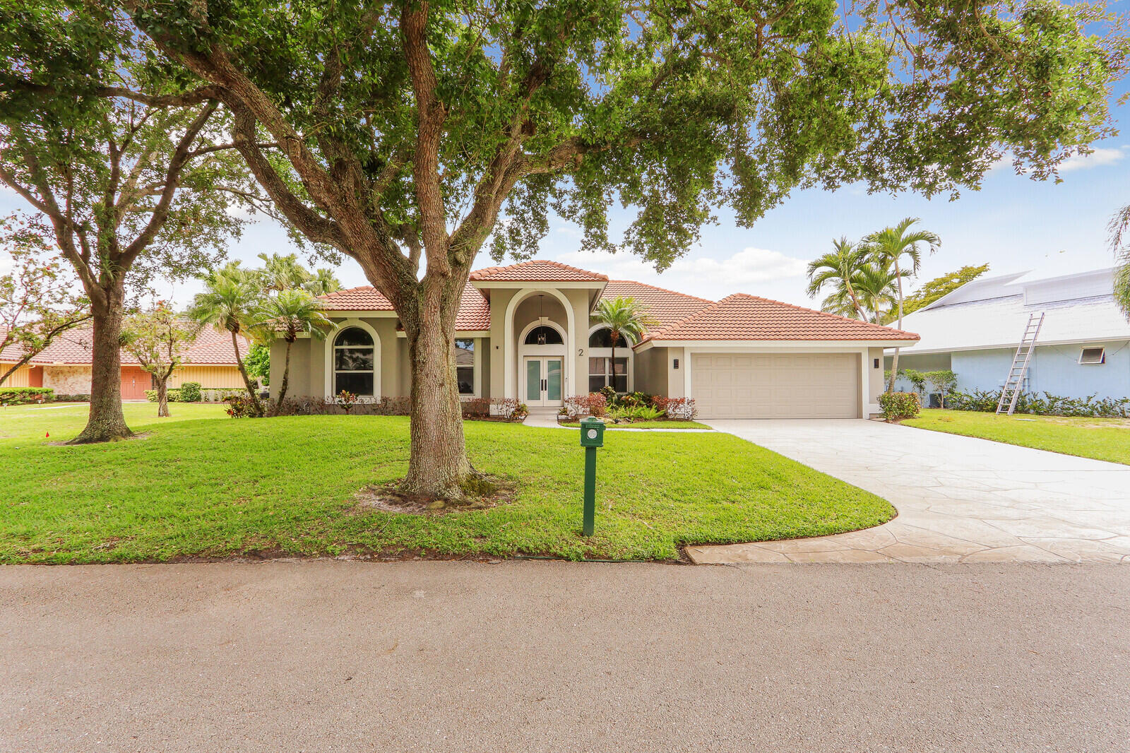 2 Old Fence Road, Palm Beach Gardens FL 33418