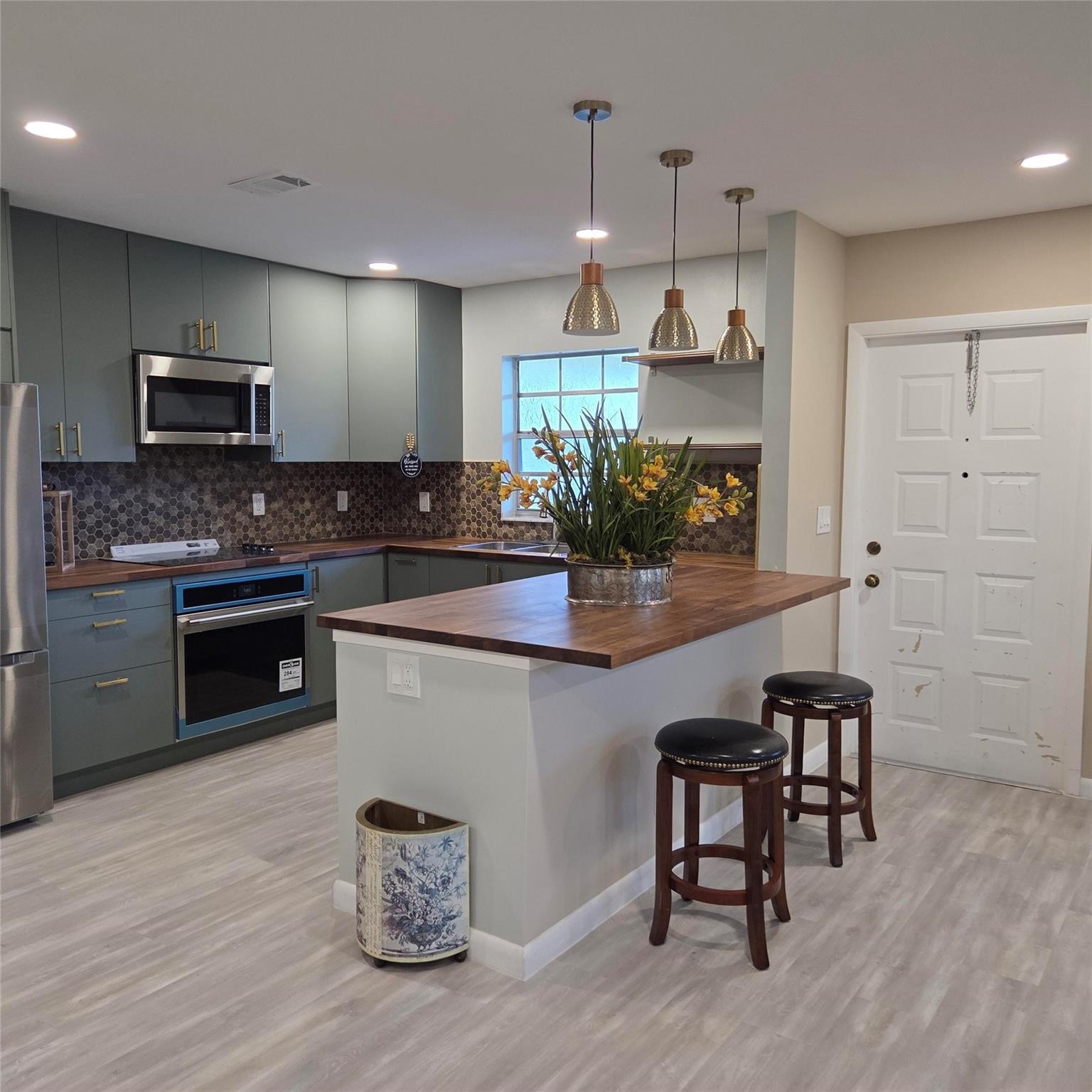 5385 LAKEFRONT Boulevard # A — Photo 3