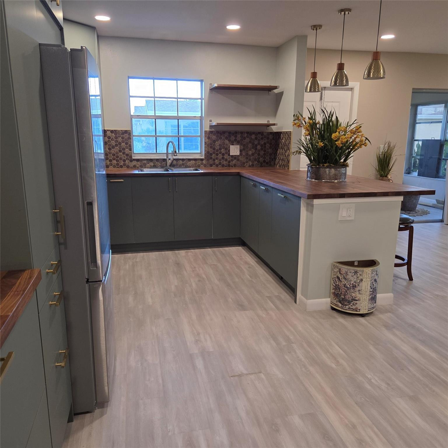 5385 LAKEFRONT Boulevard # A — Photo 4