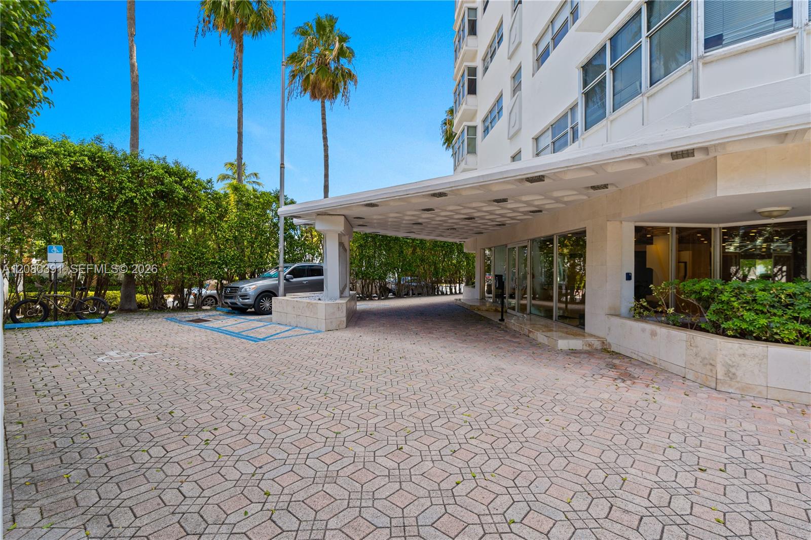 1881 Washington Ave # 4G — Photo 2