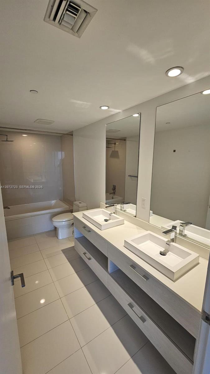 45 SW 9th St # 2102 — Photo 3