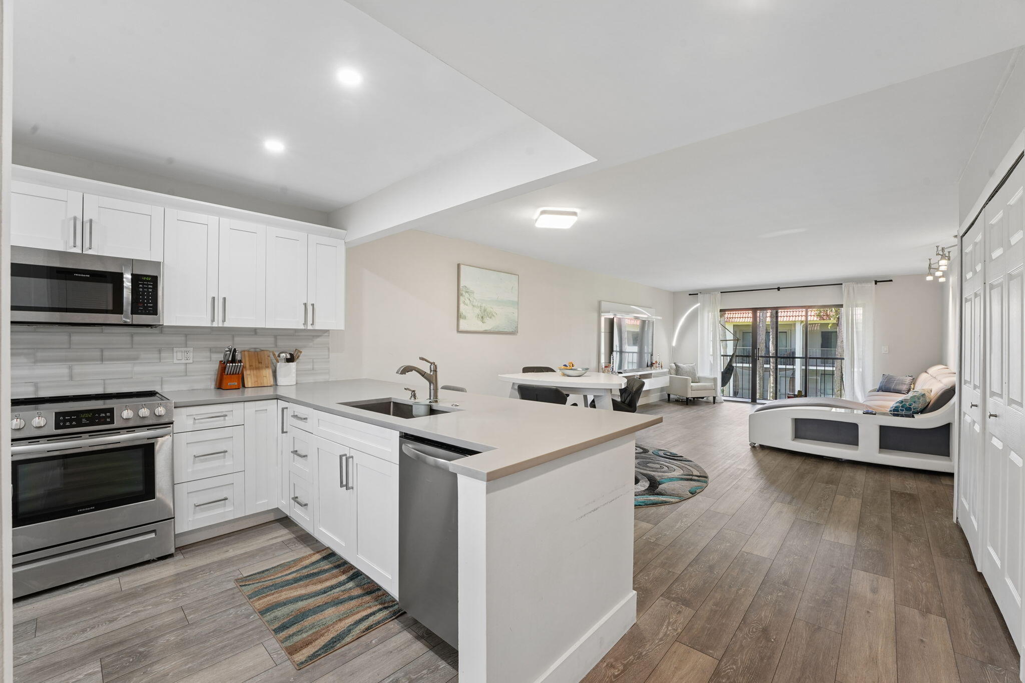 327 LAKEVIEW Drive # 203 — Photo 4
