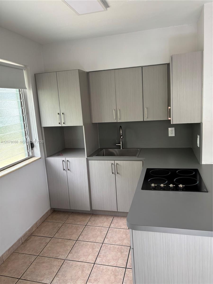 435 SW 5th Ave # 4 — Photo 3