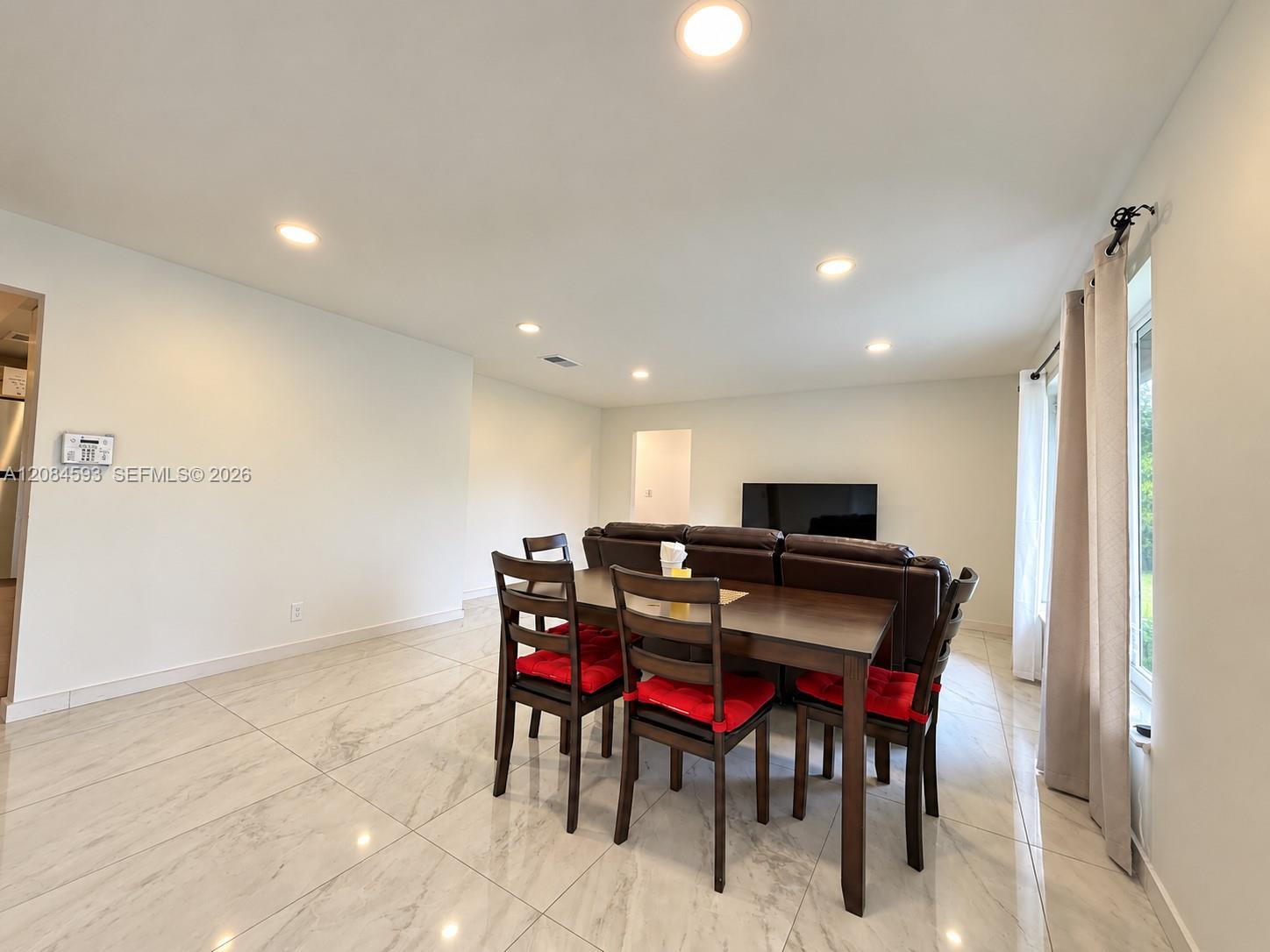 8001 NW Avenida 108 — Photo 3