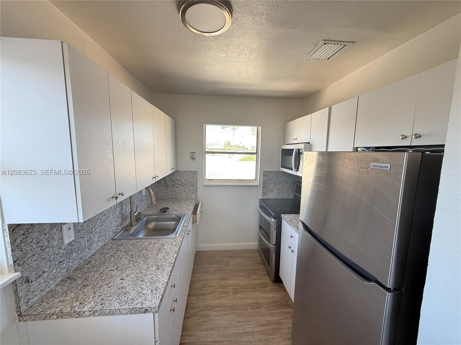 236 SW 10th Ave # B — Photo 2