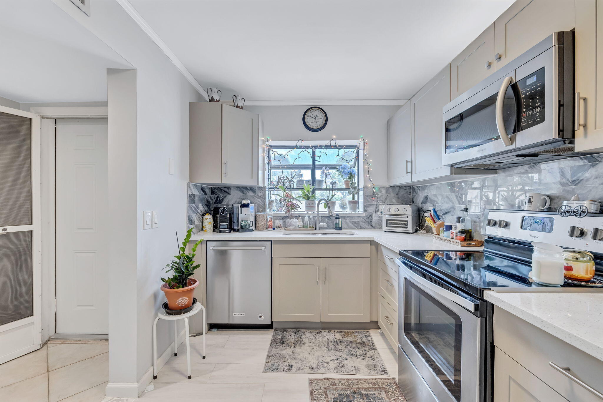 305 CONGRESSIONAL Way — Photo 4