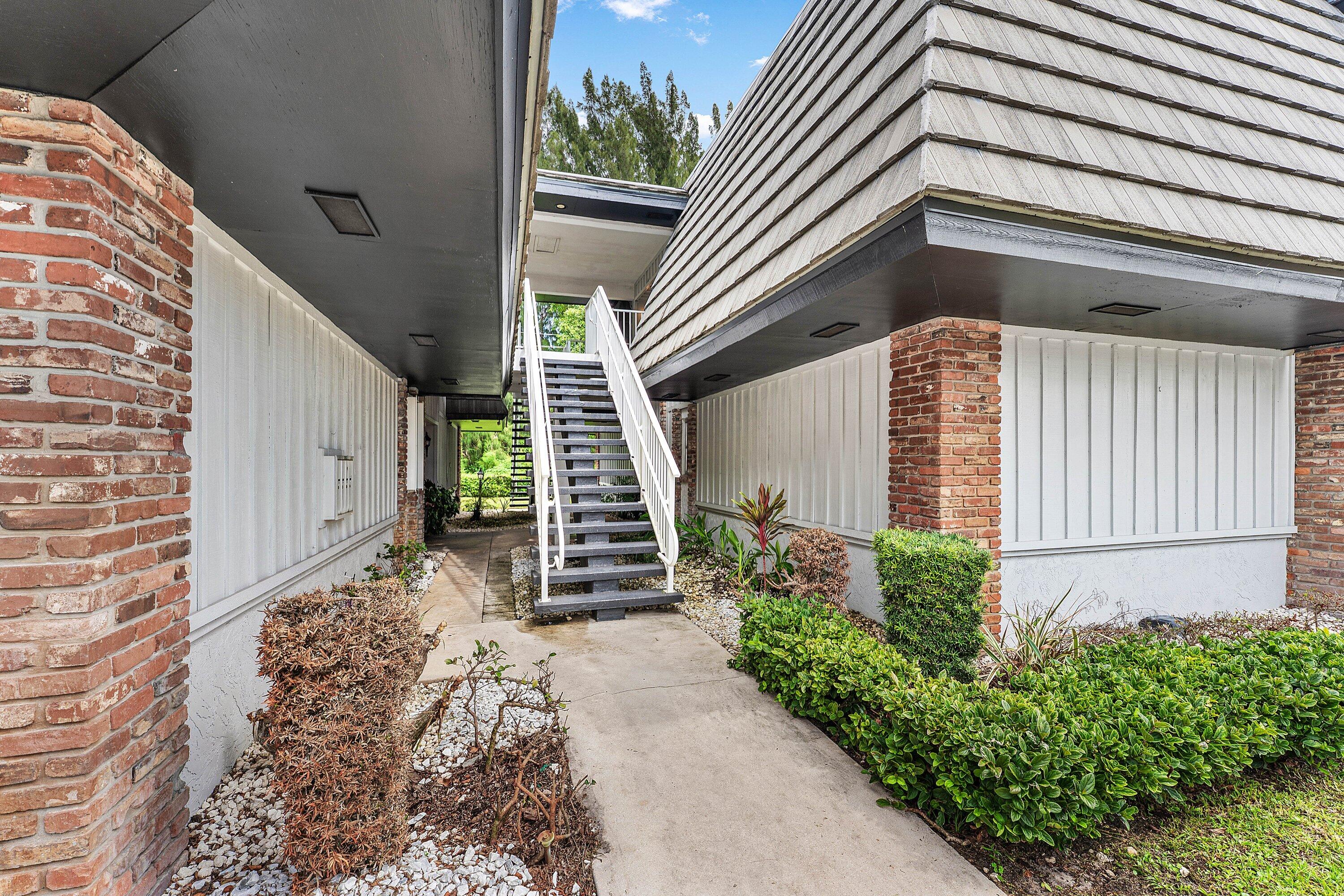 408 PINE TREE Court # 12 — Photo 2