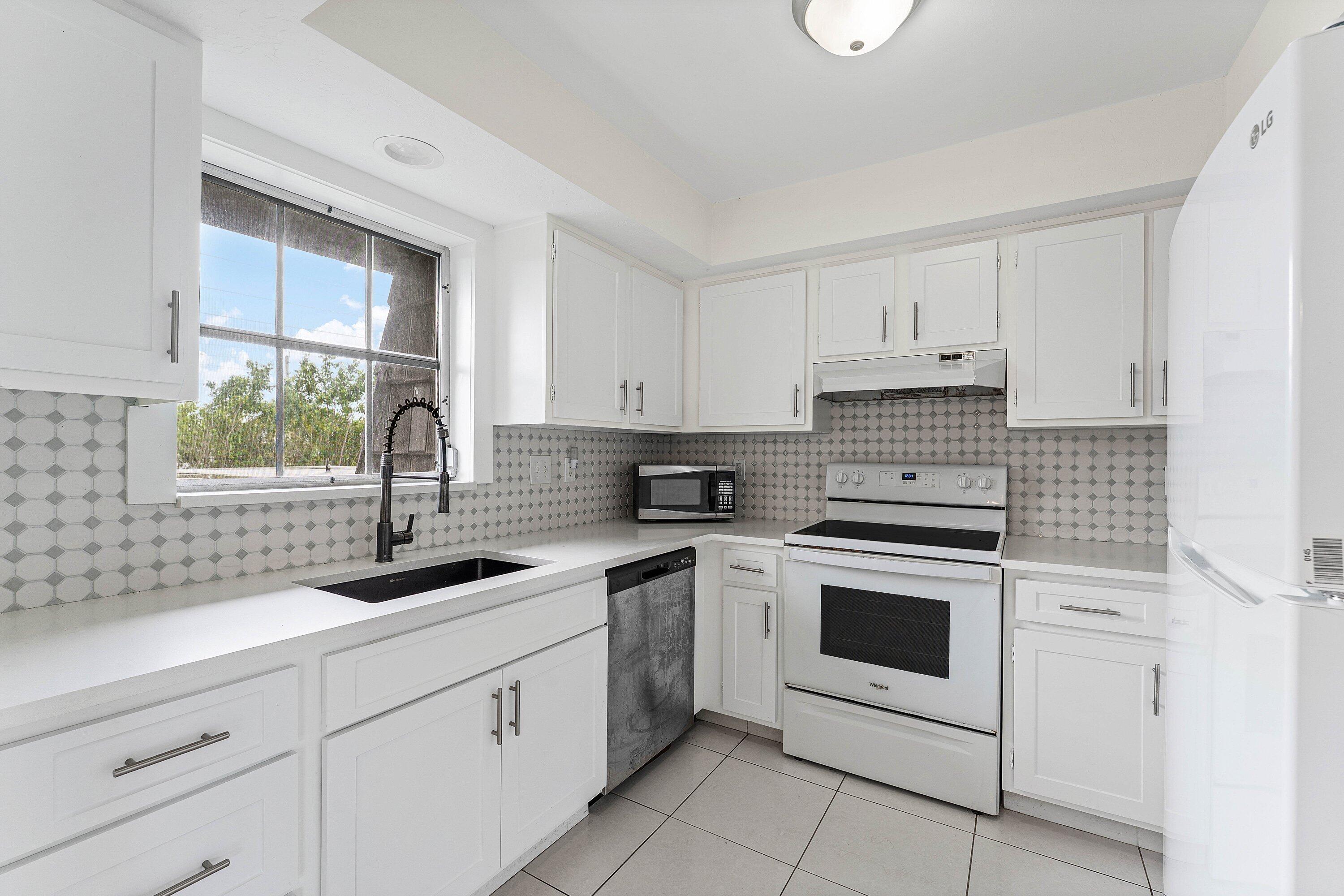408 PINE TREE Court # 12 — Photo 5
