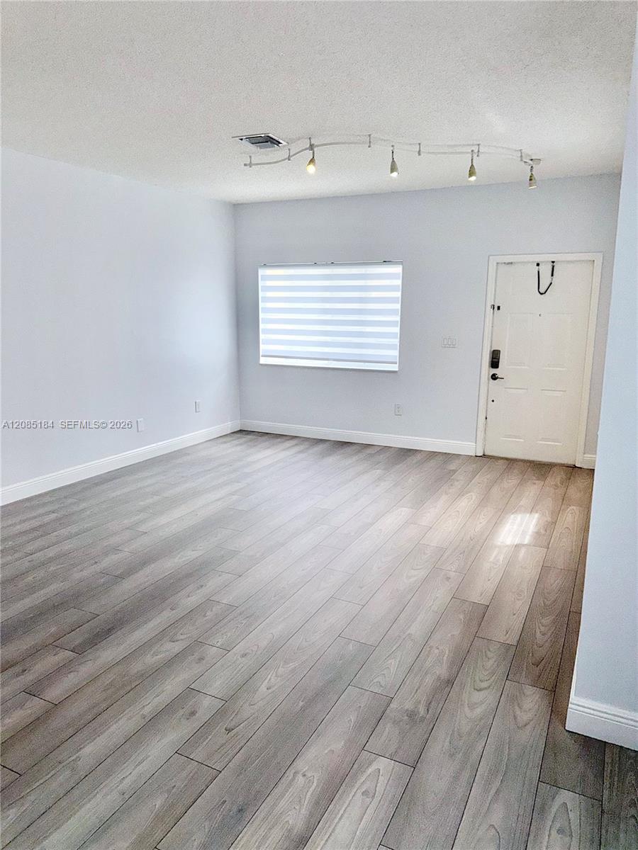 1704 SW 101st Ter — Photo 4
