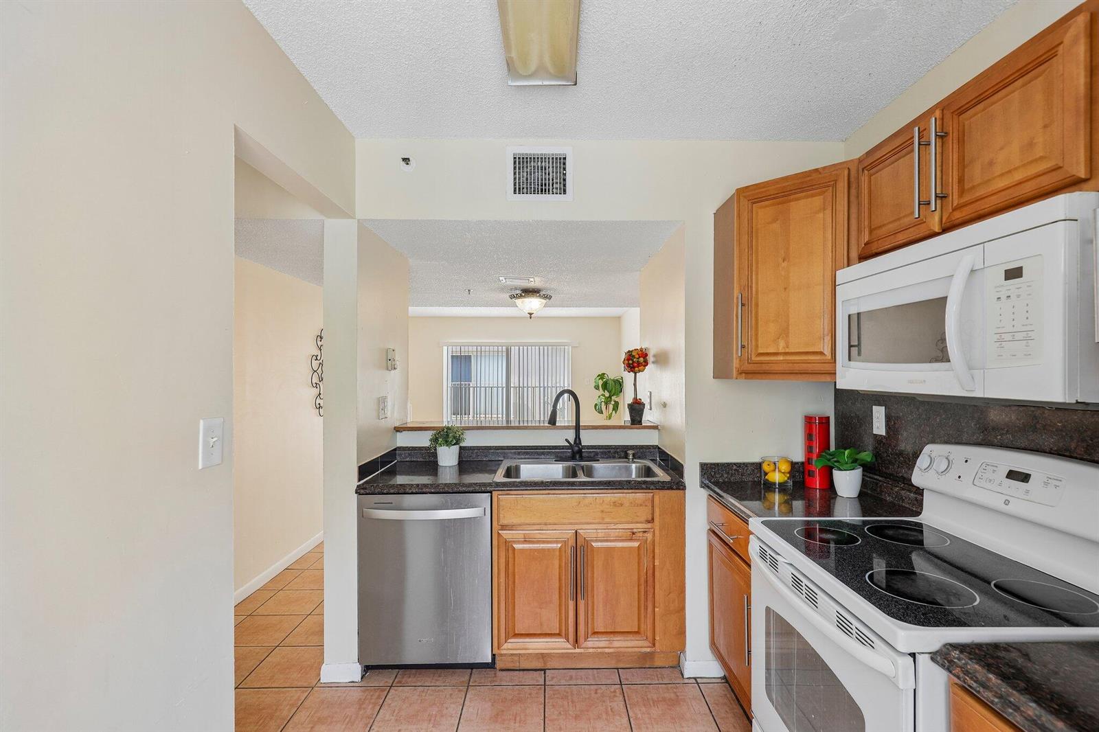 16-web-or-mls-Riviera Cir-S2108-014