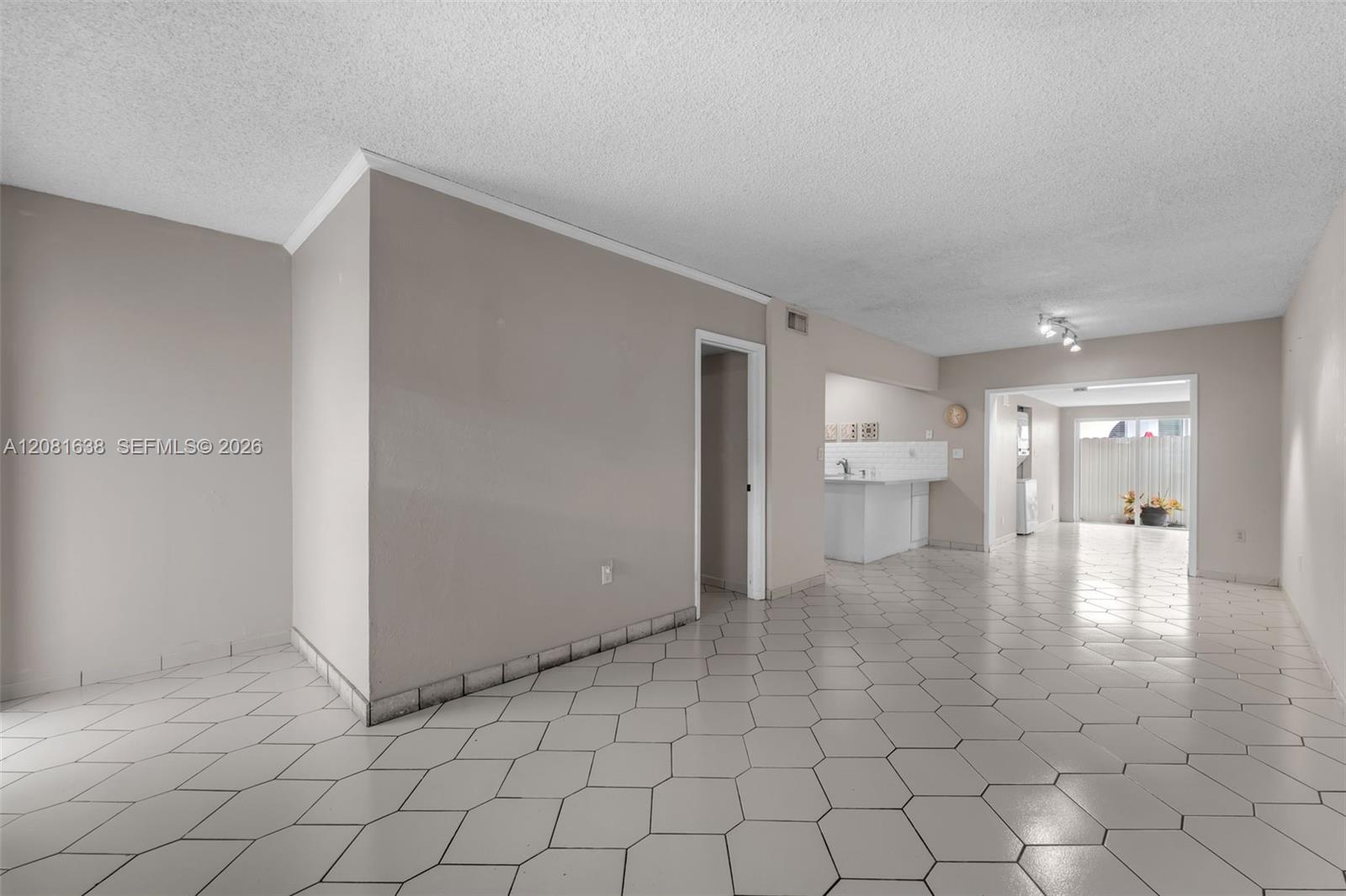 2018 SW 103rd Ct — Photo 3