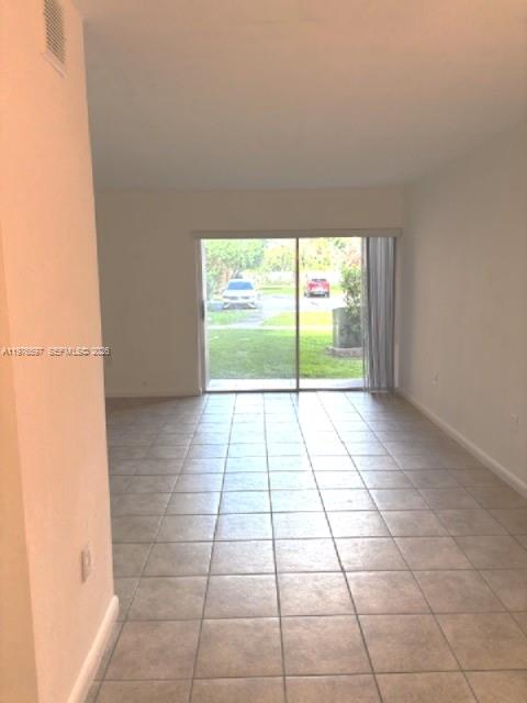 9493 SW 76th St # L4 — Photo 2