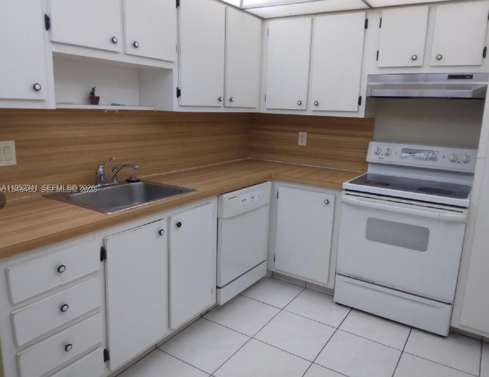 1300 Saint Charles Pl — Photo 3