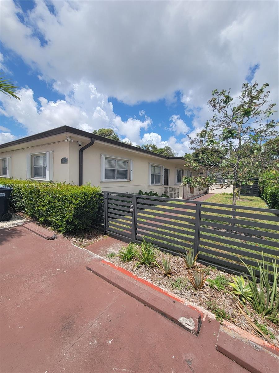 1052 SW 79th Ave, Miami FL 33144