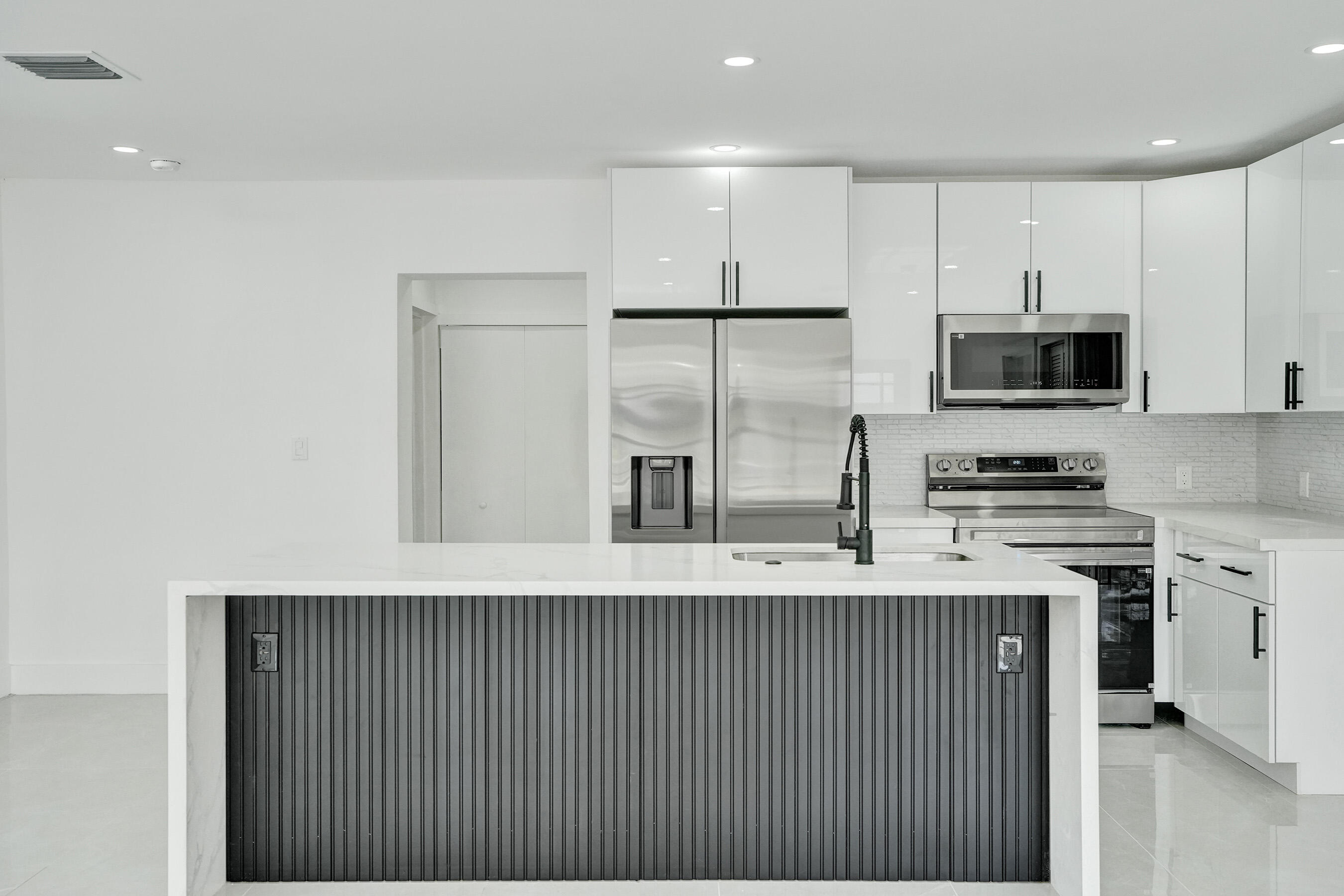 3234 TAFT Street — Photo 3