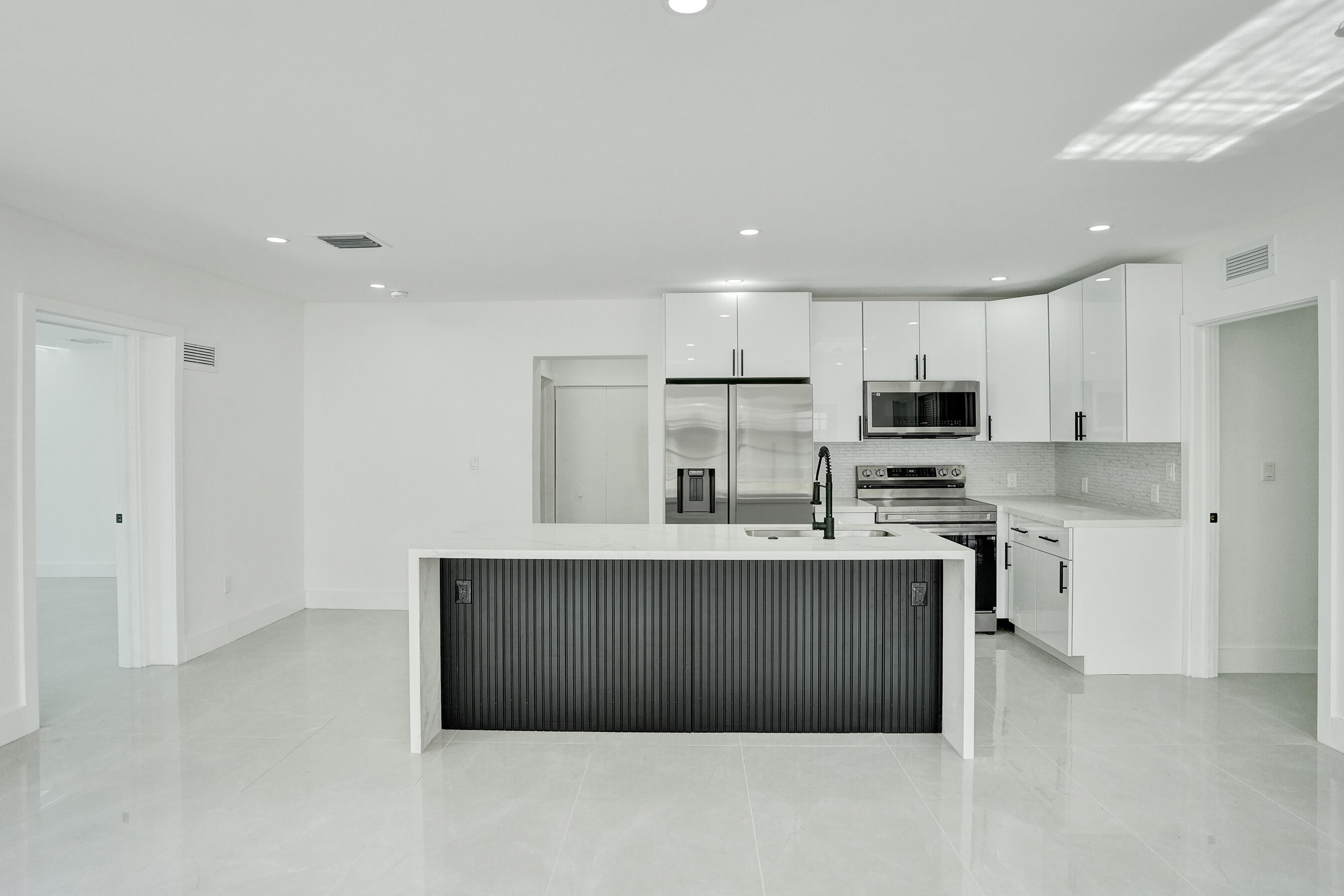 3234 TAFT Street — Photo 4