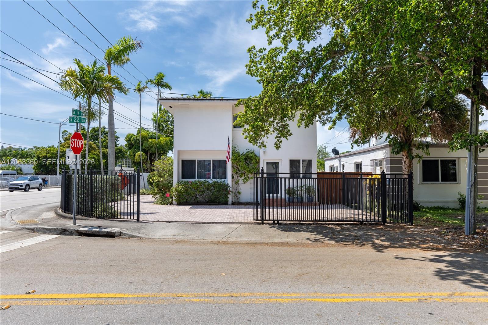 2250 SW 17th Ave — Photo 2
