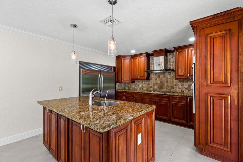 4610 Pine Tree Drive — Photo 5