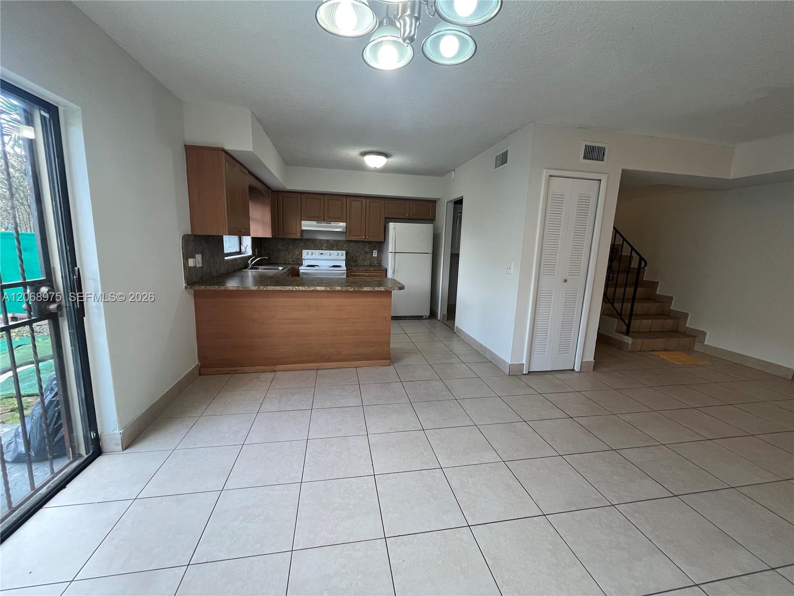 1095 W 37th St — Photo 3