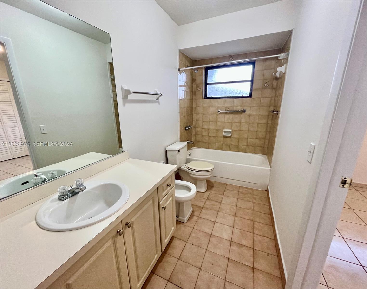 1095 W 37th St — Photo 5