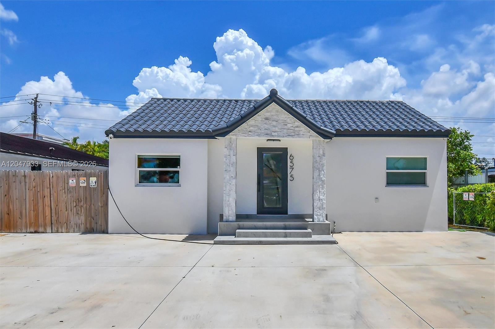 6575 SW 39th Ter — Photo 2