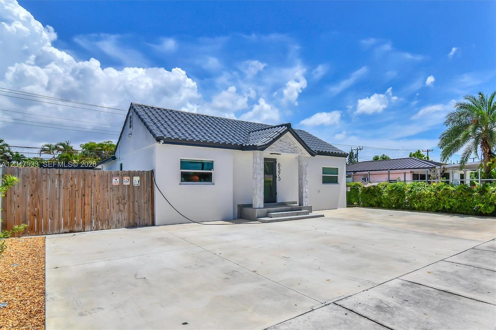 6575 SW 39th Ter — Photo 3