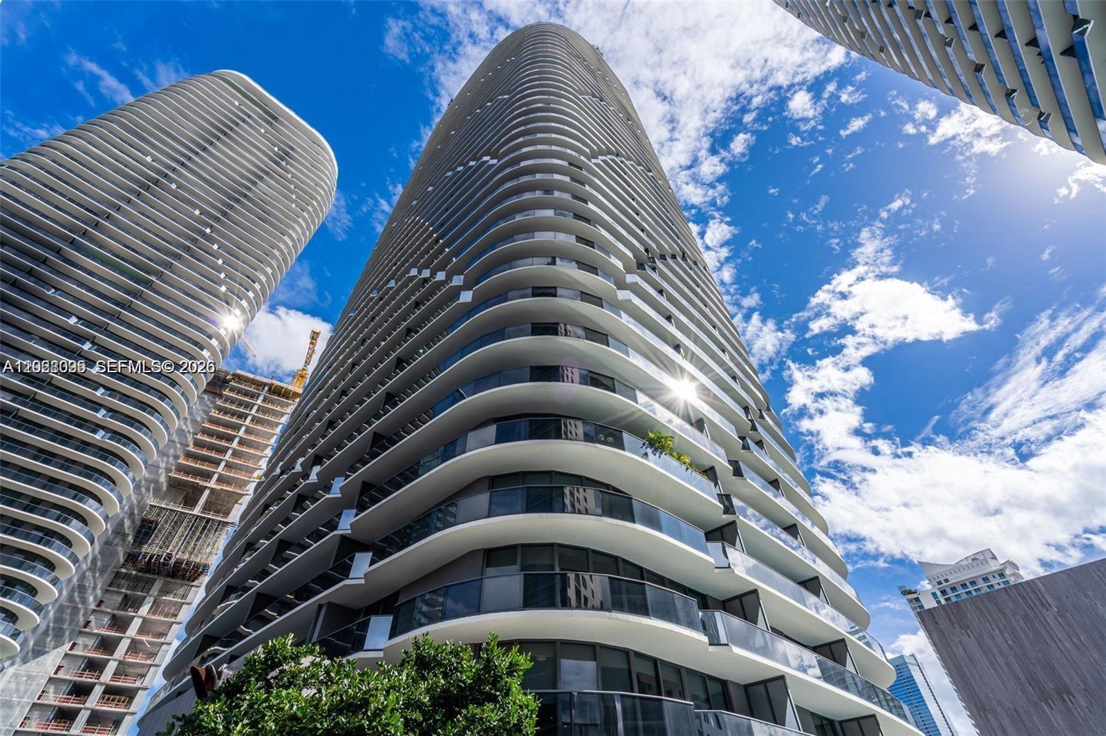 45 SW 9th St # 2204, Miami FL 33130