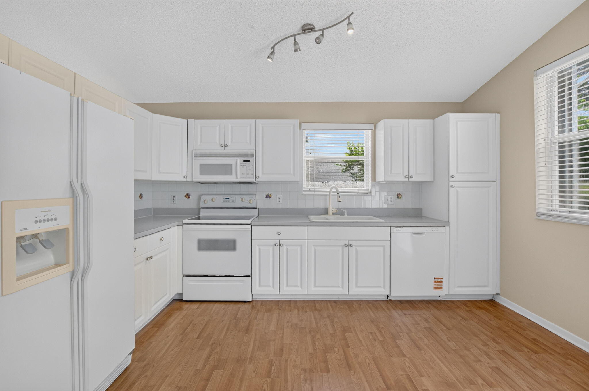 7666 Rockport Circle — Photo 3