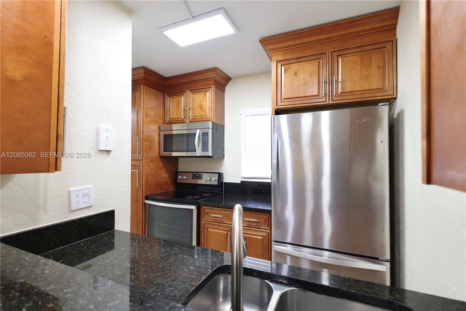 909 Twin Lakes Dr # F — Photo 2