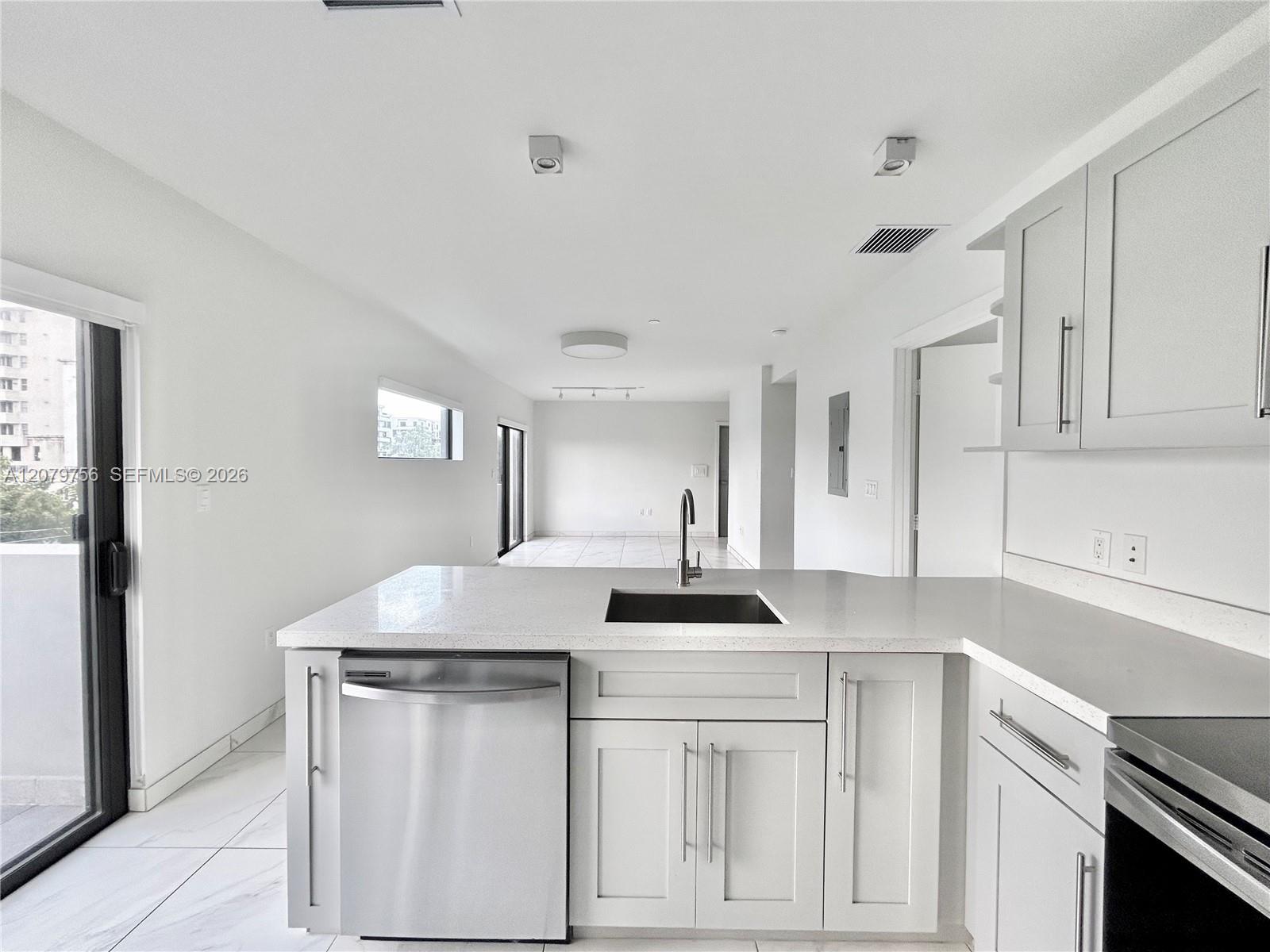 836 SW 2nd St # 401 — Photo 5