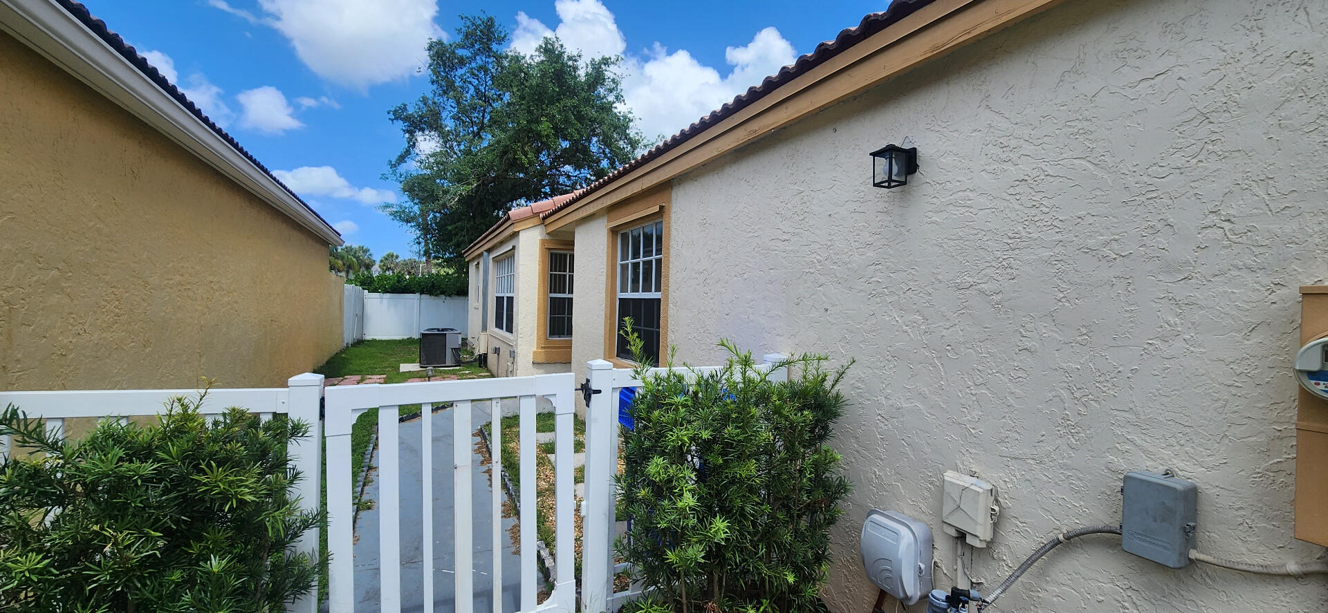 17932 SW 29th Lane — Photo 2
