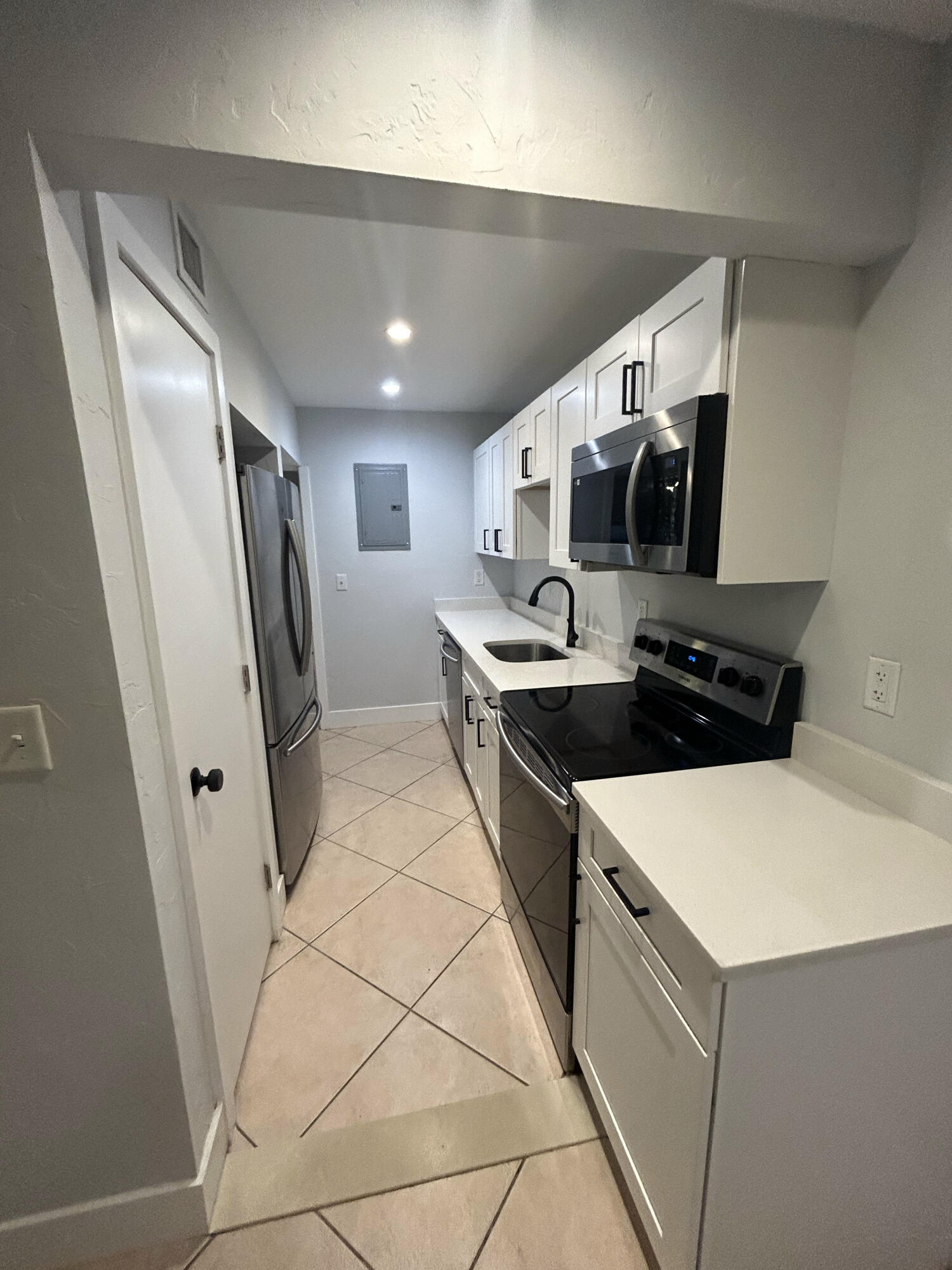 820 N Victoria Park Road # 5 — Photo 2