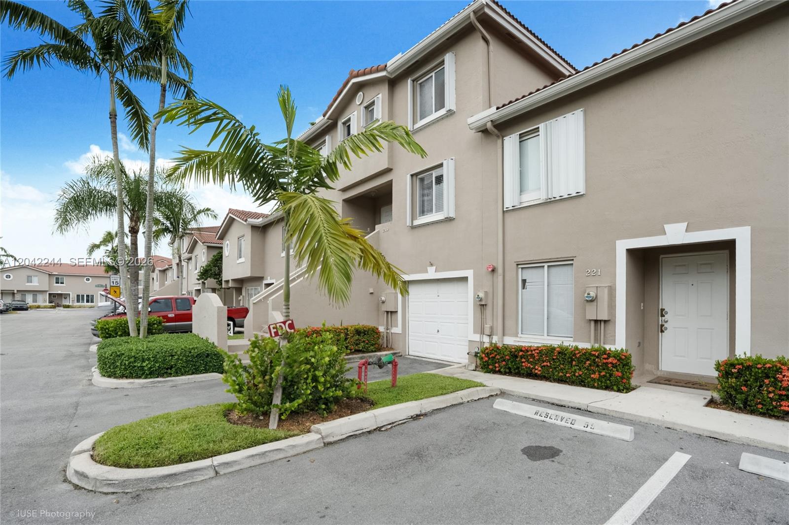 221 Riviera Cir, Weston FL 33326