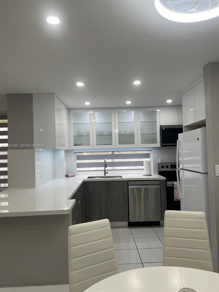 17011 N Bay Rd # 106 — Photo 3